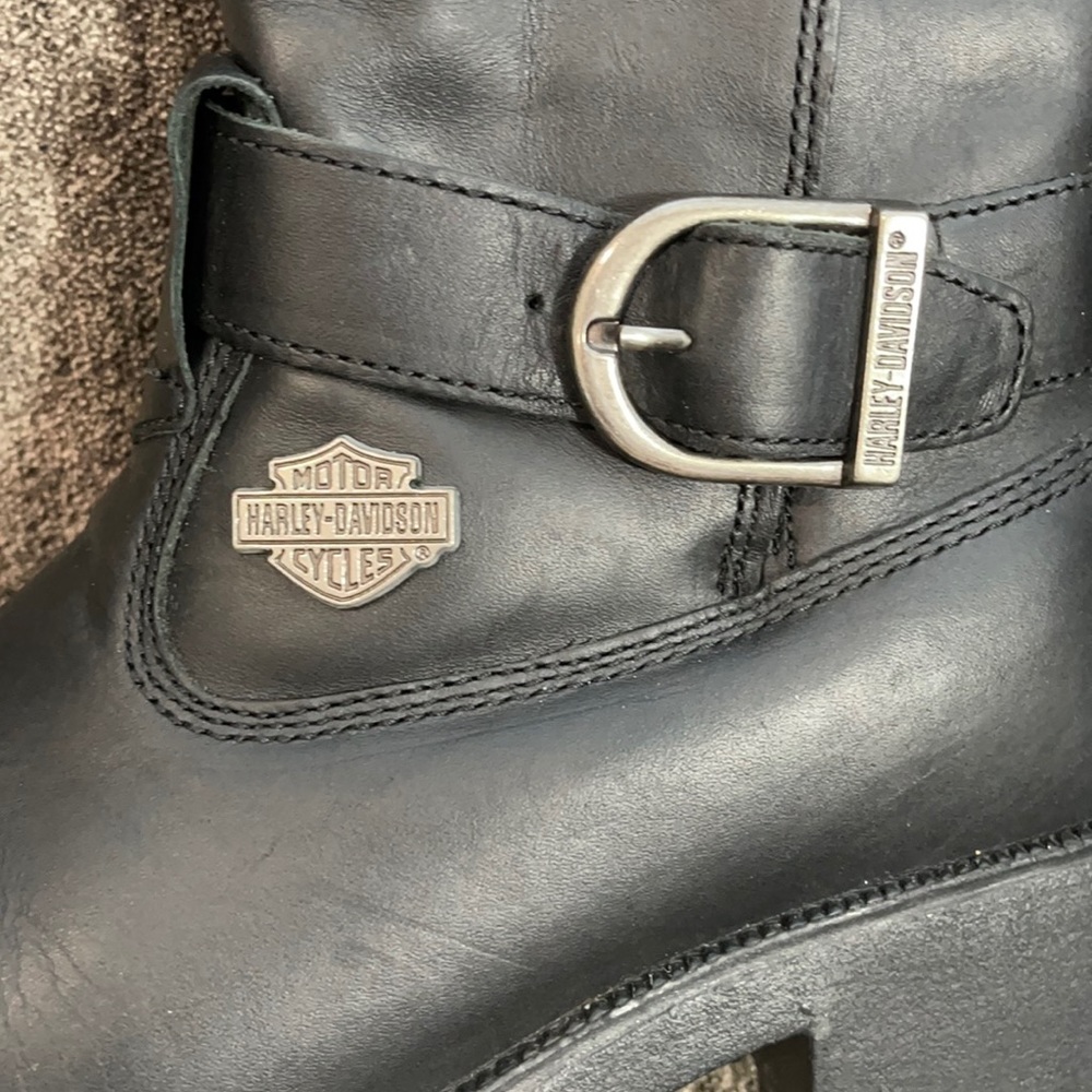 Harley Davidson Black Boots Sz 8 1/2 NWOT Emblems and buckle Emblems